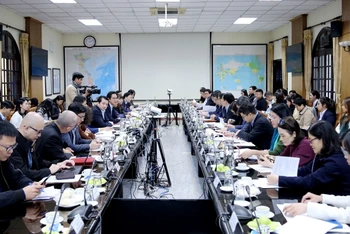 Quang cảnh cuộc họp.