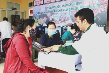 Cán bộ quân y Bộ đội Biên phòng tỉnh Đắk Lắk khám bệnh, tư vấn sức khỏe cho người dân biên giới xã Ia R’vê, huyện Ea Súp.