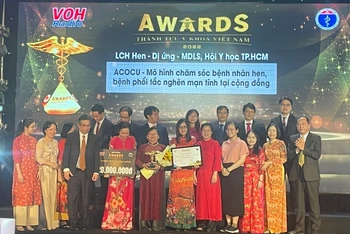 Trưởng Ban Tổ chức Thành ủy Thành phố Hồ Chí Minh Nguyễn Phước Lộc trao giải thưởng Thành tựu y khoa Việt Nam cho Mô hình chăm sóc bệnh nhân hen, bệnh phổi tắc nghẽn mạn tính tại cộng đồng.