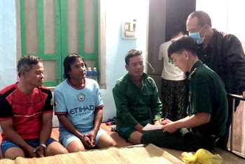 Đồn Biên phòng cửa khẩu cảng Phú Quý tiếp nhận 3 thuyền viên trên sà-lan LA-05922 đưa về Trạm tìm kiếm, cứu nạn Phú Quý chăm sóc y tế.