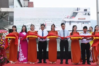 Các đại biểu cắt băng khai mạc triển lãm chiều 24/3, tại Nhà trưng bày Hoàng Sa, Đà Nẵng.