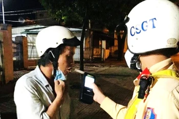 Lực lượng cảnh sát giao thông Công an tỉnh Đắk Lắk kiểm tra, xử lý các trường hợp vi phạm nồng độ cồn.