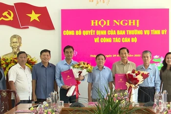 Ban Thường vụ Tỉnh ủy Đồng Tháp trao quyết định về công tác cán bộ