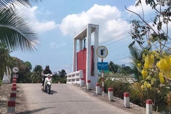 Cầu và cống Xẻo Lợp, ấp Cạnh Đền, xã Vĩnh Phong, huyện Vĩnh Thuận kết hợp giúp lưu thông thuận lợi.
