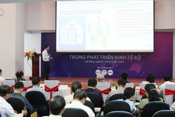 Đại biểu Đà Nẵng trình bày về chuyển đổi số của thành phố.