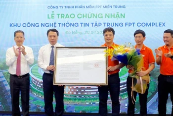 Bí thư Thành ủy Đà Nẵng Nguyễn Văn Quảng và Thứ trưởng Thông tin và Truyền thông Nguyễn Huy Dũng trao Quyết định cho ông Nguyễn Văn Khoa, Tổng Giám đốc FPT.