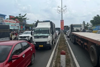 Cả hai hướng từ Bến Tre sang Tiền Giang và ngược lại đều bị kẹt xe.