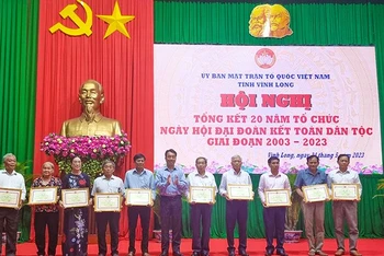 Uỷ ban nhân dân tỉnh Vĩnh Long trao Bằng khen cho các cá nhân có thành tích xuất sắc trong công tác tổ chức Ngày hội Đại đoàn kết dân tộc, giai đoạn 2003-2023. 