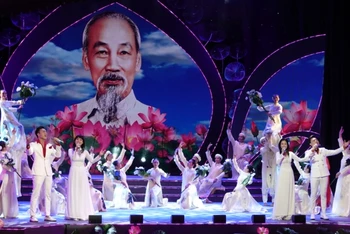 Tứ ca trình bày ca khúc Hồ Chí Minh đẹp nhất tên Người (sáng tác: Trần Kiết Tường).