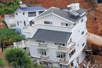 Rạng sáng 29/6, tại hẻm 36, đường Hoàng Hoa Thám (phường 10, thành phố Đà Lạt, Lâm Đồng) đã xảy ra 1 vụ sạt lở kinh hoàng. Mưa lớn làm vỡ bờ kè bêtông từ trên cao, làm đất đá tràn xuống 4 ngôi nhà phía dưới trong khu vực, trong đó có 2 ngôi nhà bị phá hủy hoàn toàn. (Ảnh: Chu Quốc Hùng/TTXVN)