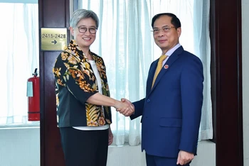 Bộ trưởng Ngoại giao Bùi Thanh Sơn và Bộ trưởng Ngoại giao Australia Penny Wong tại cuộc gặp song phương bên lề Hội nghị Bộ trưởng Ngoại giao ASEAN lần thứ 56.
