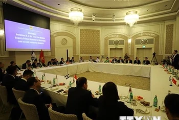 Phó Thủ tướng Trần Lưu Quang tiếp lãnh đạo các doanh nghiệp Israel. (Ảnh: Vũ Hội/TTXVN)
