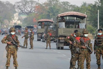 Binh sĩ gác trên đường phố tại Naypyidaw (Myanmar). (Ảnh: AFP/TTXVN)
