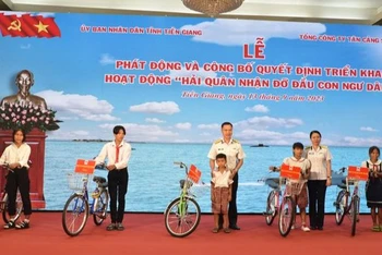 Tặng xe đạp cho 5 ngư dân có hoàn cảnh khó khăn.
