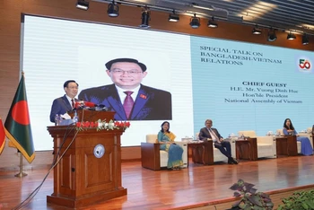 Chủ tịch Quốc hội Vương Đình Huệ phát biểu chính sách tại Học viện Ngoại giao Bangladesh. (Ảnh: Doãn Tấn/TTXVN)