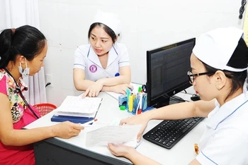 Quyền lợi bảo hiểm y tế vẫn được bảo đảm khi áp dụng khung giá khám, chữa bệnh mới. (Ảnh minh họa: HẢI NAM/Báo Nhân Dân)