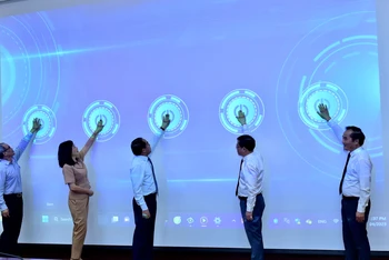 Lãnh đạo tỉnh Tuyên Quang bấm nút ra mắt ứng dụng Tuyên Quang ID.
