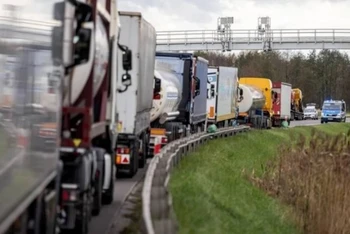 Tình trạng phong tỏa ở khu vực biên giới với Ba Lan vẫn đang xảy ra. (Nguồn: France 24)