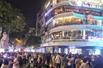 Biển người tham gia các hoạt động chào năm mới tại hồ Hoàn Kiếm.
