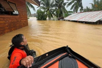 Lực lượng cứu hộ sơ tán người dân. (Nguồn: AFP)