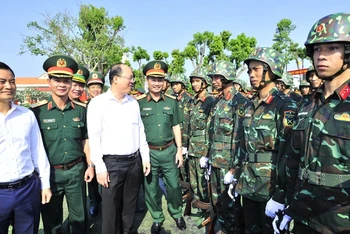 Lãnh đạo Thành phố Hồ Chí Minh và lãnh đạo Quân khu 7, động viên cán bộ, chiến sĩ vào mùa huấn luyện 2024.