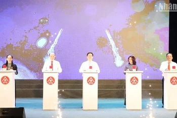 Các đồng chí lãnh đạo tỉnh Đắk Lắk ấn nút phát động đợt thi đua đặc biệt chào mừng kỷ niệm 120 năm Ngày thành lập tỉnh Đắk Lắk (22/11/1904-22/11/2024).
