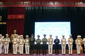 Tuyên dương khen thưởng 10 đoàn viên thanh niên công an xã, phường, thị trấn tiêu biểu .