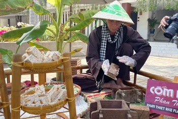 Món cơm nổ được đầu bếp tái hiện làm bằng tay.
