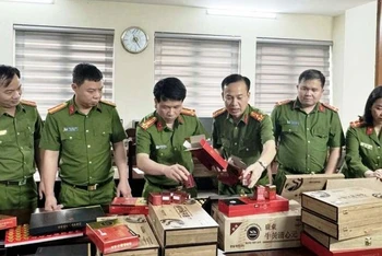 Công an xem xét các sản phẩm giả.