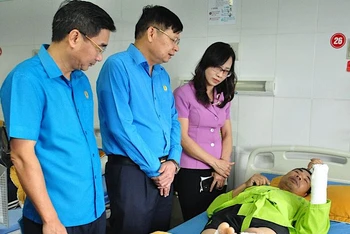 Đoàn công tác thăm hỏi các công nhân tại Bệnh viện đa khoa tỉnh Yên Bái.