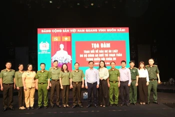 Các đại biểu tham gia tọa đàm.