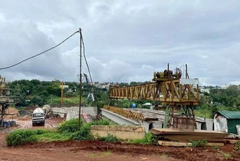 Thi công hạng mục cầu Nguyễn Văn Linh (thuộc Dự án đường Nguyễn Văn Linh, đoạn từ đường Trường Chinh đến đường Lê Thánh Tôn, thành phố Pleiku).