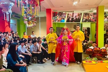 Chương trình trải nghiệm văn hóa tín ngưỡng thờ Mẫu tại Bảo tàng Phụ nữ Việt Nam thu hút sự quan tâm của nhiều đại biểu, du khách.