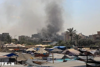 Khói bốc lên sau cuộc không kích của Israel xuống thành phố Khan Younis, Dải Gaza ngày 13/7/2024. (Ảnh: THX/TTXVN)