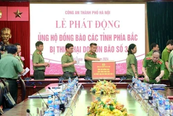 Cán bộ, chiến sĩ Công an thành phố Hà Nội ủng hộ trực tiếp tại lễ phát động.