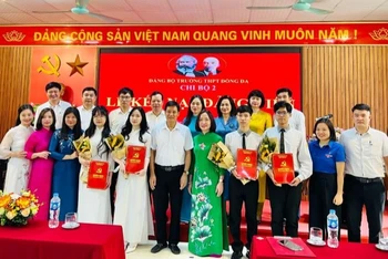 Chi bộ 2, Đảng bộ Trường THPT Đống Đa tổ chức kết nạp Đảng cho 4 học sinh ưu tú.