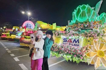 Người dân lưu lại khoảnh khắc cùng xe hoa.