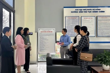 Kiểm tra việc niêm yết và thực hiện các Quy tắc ứng xử tại Kho bạc Nhà nước quận Hà Đông.