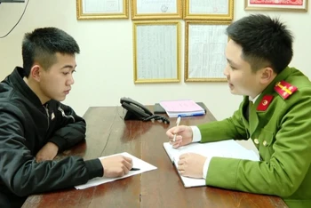 Đối tượng đang khai báo tại cơ quan Cảnh sát điều tra, Công an tỉnh Ninh Bình.