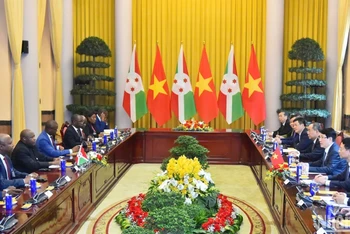 Chủ tịch nước Lương Cường và Tổng thống Evariste Ndayishimiye dẫn đầu Đoàn cấp cao hai nước tiến hành hội đàm.