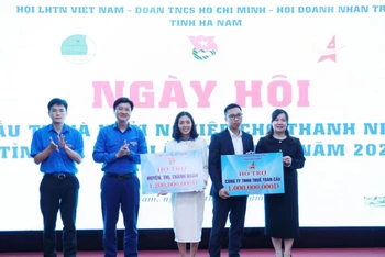Lãnh đạo Tỉnh đoàn Hà Nam, Hội Liên hiệp Thanh niên tỉnh, Hội Doanh nhân trẻ tỉnh trao tượng trưng nguồn vốn hỗ trợ cho các dự án khởi nghiệp của thanh niên năm 2025.