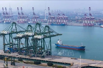 Quang cảnh cảng hàng hóa ở Thiên Tân, Trung Quốc. (Ảnh: THX/TTXVN)
