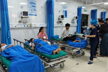 Bác sĩ thăm, khám cho bệnh nhân.