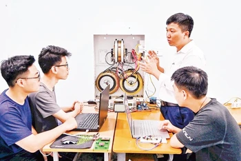Đào tạo chuyên ngành về thiết kế vi mạch tại Khoa Kỹ thuật điện tử 1, Học viện Công nghệ Bưu chính Viễn thông. (Ảnh: HOÀNG LINH)
