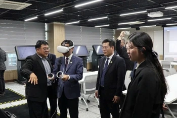 Cán bộ Trường đại học Điện lực tìm hiểu phòng thí nghiệm ảo về vi mạch bán dẫn trong chương trình hợp tác với Đại học Bách khoa Hàn Quốc V-cơ sở Gwangju.