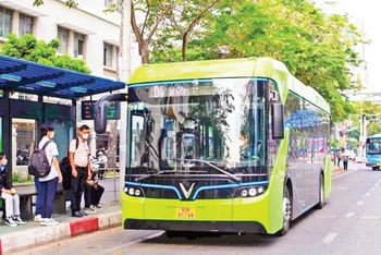 Xe buýt điện do VinBus đầu tư, vận hành thân thiện với hành khách, tạo bộ mặt giao thông văn minh và hiện đại.