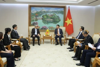 Phó Thủ tướng Lê Thành Long tiếp Giám đốc điều hành The Vietnam Foundation. (Ảnh: TTXVN)