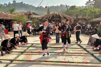 Trải nghiệm những nét văn hóa đặc sắc của người Dao ở bản Miền (huyện Ba Vì). (Ảnh: GIANG NAM)