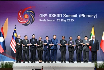 Các nhà lãnh đạo bắt tay kiểu đặc trưng ASEAN. (Ảnh: Ban Tổ chức ASEAN 46)