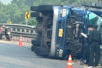 Xe tải bị lật hư hỏng nặng.